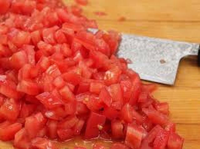Cà chua rửa sạch, cắt đôi rồi thái hạt lựu.